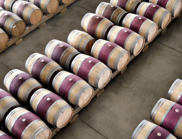 Barricas en bodega de Haro