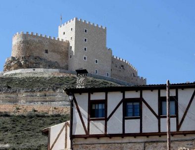 Castillo sobre el pueblo en Ribera del Duero