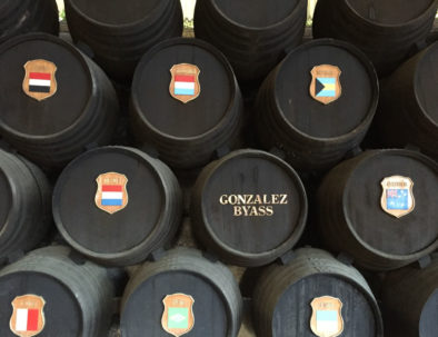 barricas con logo de Gonzalez Byass en Tio Pepe