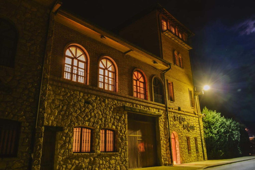 fachada del hotel rural Casa del Cofrade en Rioja