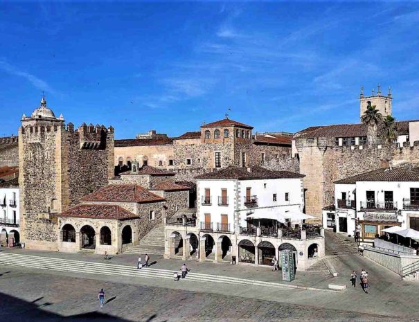 Vista de la muralla de Cáceres